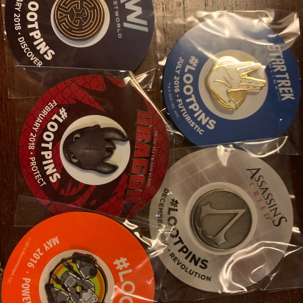 Lootcrate Exclusive Pin lot 
11 pins in lot 
New